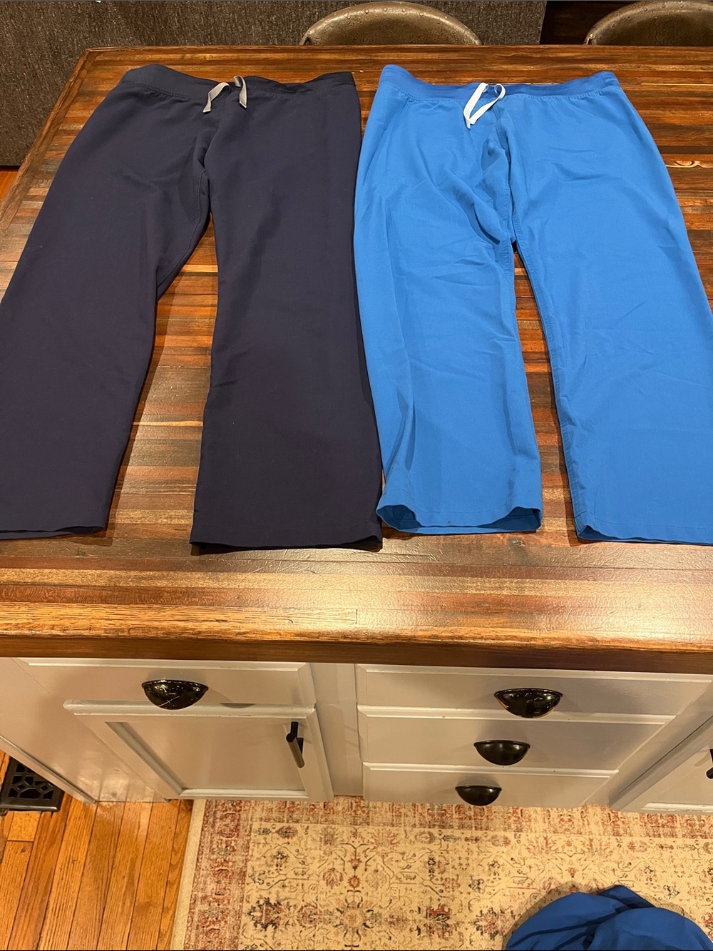 Figs Livingston regular rise Blue and Navy scrub pants - women’s large